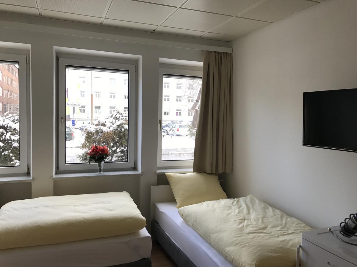 Montagehotel Bed & Steel Linz Exterior photo